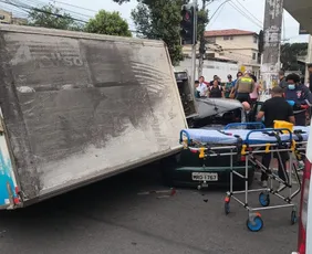 Imagem ilustrativa da imagem Caminhão tomba em cima de carro na Rodovia Norte Sul, na Serra