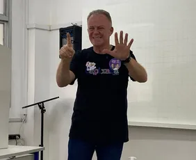 Imagem ilustrativa da imagem Candidato ao Senado, Renato Casagrande (PSB) vota em Vitória