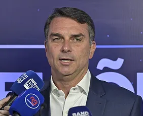 Imagem ilustrativa da imagem "Esfregar algumas verdades na cara dele", diz Flávio
