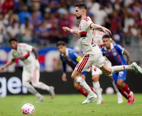 Imagem ilustrativa da imagem Flamengo desbloqueia defesa do Bahia no 2º tempo e vence em Salvador