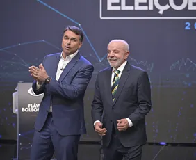 Imagem ilustrativa da imagem Flávio Bolsonaro e Lula empatam com 50% dos votos válidos cada um, mostra Datafolha