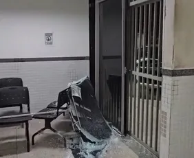 Imagem ilustrativa da imagem Homem invade delegacia, provoca quebra-quebra e é preso na Serra