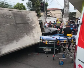 Imagem ilustrativa da imagem Homem morre após caminhão tombar sobre carro na Serra