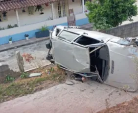 Imagem ilustrativa da imagem Idoso morre após motorista ultrapassar caminhão e perder o controle do carro no ES