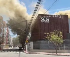 Imagem ilustrativa da imagem VÍDEOS: Incêndio atinge teatro de escola em Jardim da Penha, em Vitória