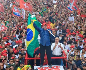 Imagem ilustrativa da imagem Lula promete mudar governo, ataca Flávio e exalta virada histórica
