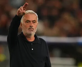 Imagem ilustrativa da imagem Mourinho defende Vini Jr.: "No lugar dele, eu teria forçado uma transferência"