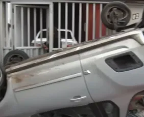 Imagem ilustrativa da imagem Picape capota após acidente em Vila Velha e deixa moradores "presos" em casa