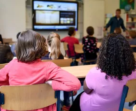 Imagem ilustrativa da imagem Quase metade dos alunos usa IA nas tarefas, mas capacidade digital é baixa