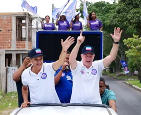 Imagem ilustrativa da imagem Ricardo Ferraço faz caminhada por Grante Terra Vermelha acompanhado de Casagrande