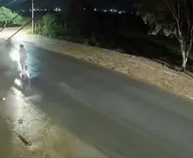 Imagem ilustrativa da imagem VÍDEO: Mãe e filha são atropeladas por moto em Pedro Canário