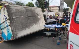 Imagem ilustrativa da imagem Caminhão tomba em cima de carro na Rodovia Norte Sul, na Serra