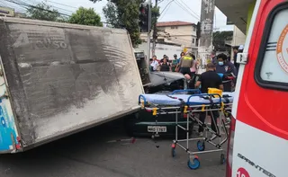 Imagem ilustrativa da imagem Homem morre após caminhão tombar sobre carro na Serra