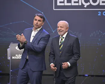 Imagem ilustrativa da imagem Flávio Bolsonaro e Lula empatam com 50% dos votos válidos cada um, mostra Datafolha