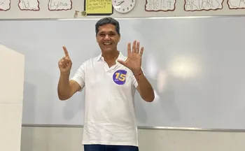 Imagem ilustrativa da imagem Candidato ao Governo do Estado, Ricardo Ferraço (MDB) vota em escola de Vitória