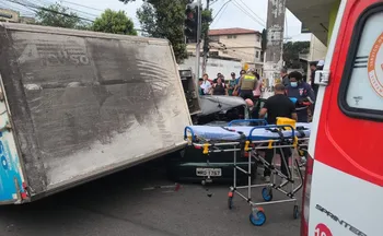 Imagem ilustrativa da imagem Homem morre após caminhão tombar sobre carro na Serra