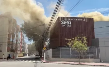 Imagem ilustrativa da imagem VÍDEOS: Incêndio atinge teatro de escola em Jardim da Penha, em Vitória