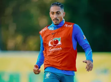 Imagem ilustrativa da imagem Raphinha é cortado da seleção brasileira após exame apontar edema na coxa direita