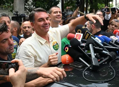 Imagem ilustrativa da imagem Bet de investigado por fraude do INSS pagou voos de Flávio Bolsonaro na Europa
