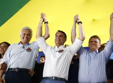 Imagem ilustrativa da imagem Em evento em Goiânia, Flávio Bolsonaro afirma que vai mudar a Constituição