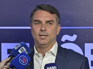 Imagem ilustrativa da imagem "Esfregar algumas verdades na cara dele", diz Flávio