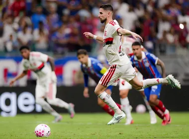 Imagem ilustrativa da imagem Flamengo desbloqueia defesa do Bahia no 2º tempo e vence em Salvador