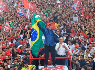 Imagem ilustrativa da imagem Lula promete mudar governo, ataca Flávio e exalta virada histórica