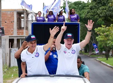 Imagem ilustrativa da imagem Ricardo Ferraço faz caminhada por Grande Terra Vermelha acompanhado de Casagrande