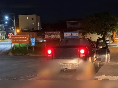 Homem foi flagrado dormindo sobre o capô de uma viatura da Polícia Civil em Anchieta