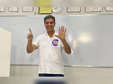 Imagem ilustrativa da imagem Candidato ao Governo do Estado, Ricardo Ferraço (MDB) vota em escola de Vitória