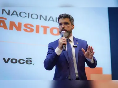 Verônica teve a pisão decretada e está foragida. Conhecida como "mãe loira do funk", ela apresentava o programa de televisão da Furacão 2000