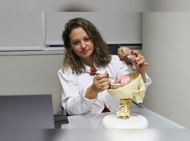 Os implantes podem conter testosterona, gestrinona, estradiol e outras substâncias