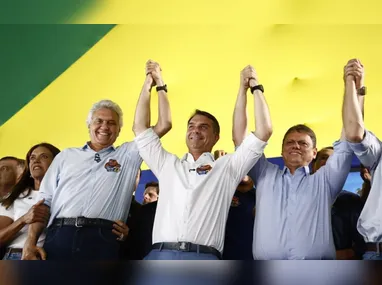 Imagem ilustrativa da imagem Em evento em Goiânia, Flávio Bolsonaro afirma que vai mudar a Constituição