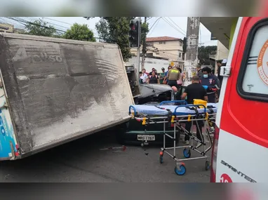 Imagem ilustrativa da imagem Homem morre após caminhão tombar sobre carro na Serra