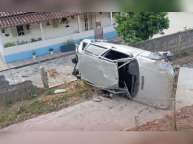 Imagem ilustrativa da imagem Idoso morre após motorista ultrapassar caminhão e perder o controle do carro no ES