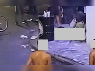 Câmeras registraram o suspeito, de preto, fugindo a pé. Henrique Lucas Soares de Almeida e Breno Santos Correa morreram esfaqueados