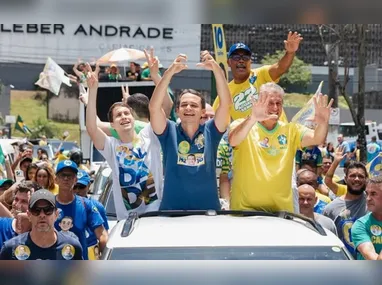 Flávio Bolsonaro reuniu apoiadores na Praça do Ó e na orla da Barra da Tijuca, na véspera do segundo turno, em ato com trio elétrico e aliados