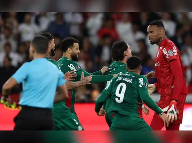 Arrascaeta aproveitou a falha do goleiro adversário pra empatar o jogo para o Flamengo, no fim do 2º tempo