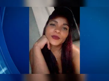 Pelo menos duas pessoas ficaram feridas após o veículo ser alvo de dezenas de disparos de arma de fogo no bairro São Conrado