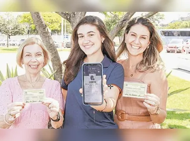 Maria Carolina decidiu adiar o primeiro voto, enquanto o avô, César Augusto, e a mãe, Eveline, vão às urnas hoje