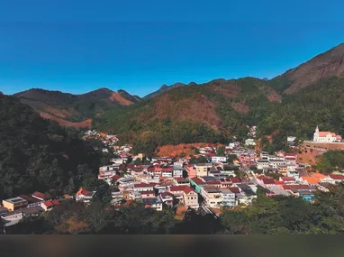 Bonecos gigantes tomam conta das ruas de Santa Leopoldina todos os anos  durante os desfiles de Carnaval