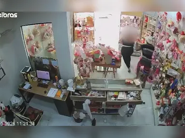 Carro levado durante o crime foi localizado por uma viatura da polícia cerca de dez minutos após o roubo e abordado enquanto estava parado em um semáforo