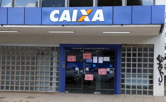 Imagem ilustrativa da imagem Greve da Caixa entra no 13º dia sem acordo; como pagar contas e liberar FGTS?