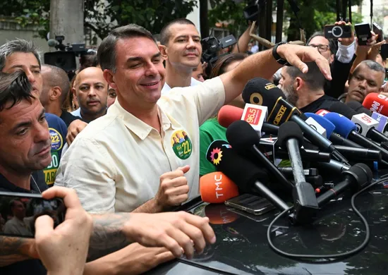 Imagem ilustrativa da imagem Bet de investigado por fraude do INSS pagou voos de Flávio Bolsonaro na Europa