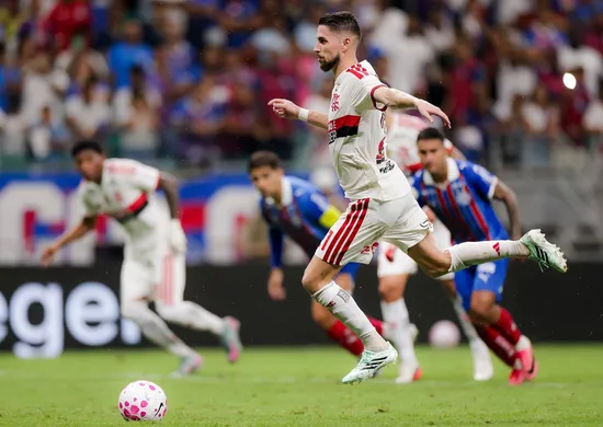 Imagem ilustrativa da imagem Flamengo desbloqueia defesa do Bahia no 2º tempo e vence em Salvador