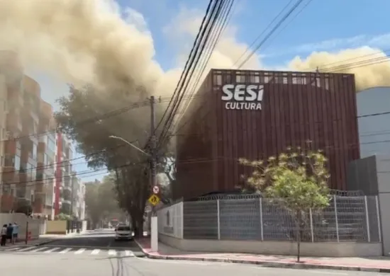 Imagem ilustrativa da imagem VÍDEOS: Incêndio atinge teatro de escola em Jardim da Penha, em Vitória