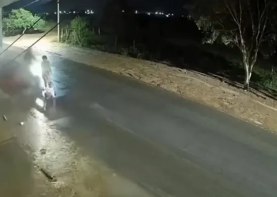Imagem ilustrativa da imagem VÍDEO: Mãe e filha são atropeladas por moto em Pedro Canário