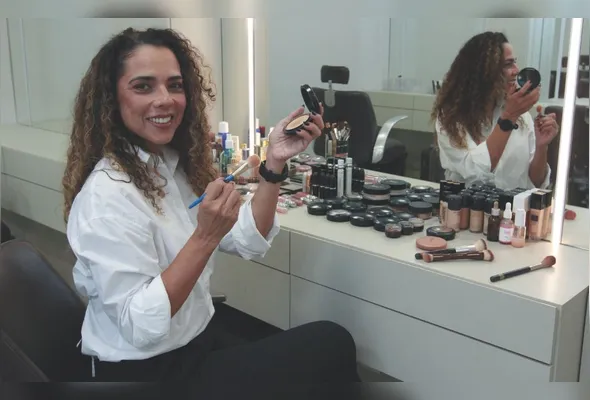 A maquiadora Lu  Moraes  está na carreira há 11 anos e aconselha o curso de Maquiagem do Qualificar ES