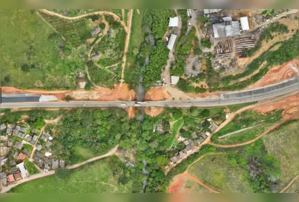 Vista aérea da ponte sobre o Rio Timbuí onde ocorrerá o içamento de vigas