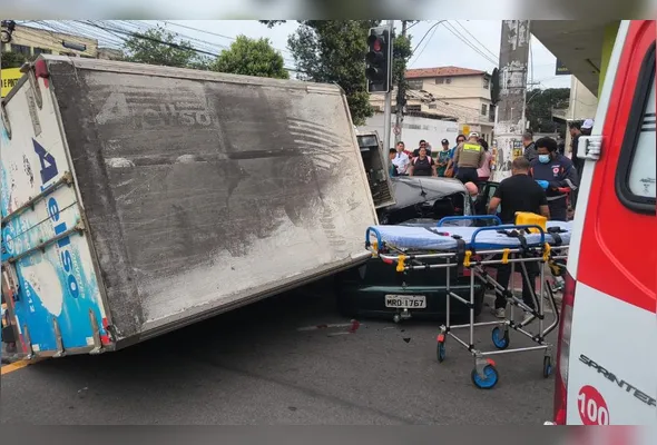 Equipes do Samu e do Corpo de Bombeirosm atuam no atendimento às vítimas no local